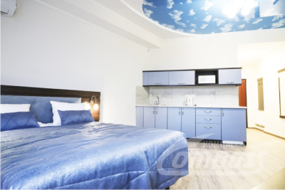 спальня с голубым текстилем